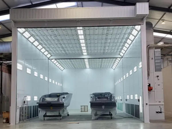 Cabine de peinture nautique