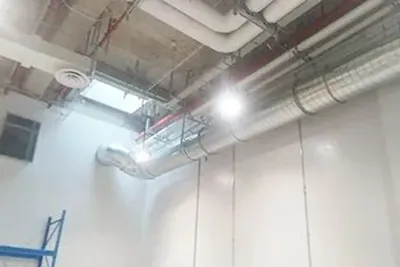 Cabine de peinture ouverte