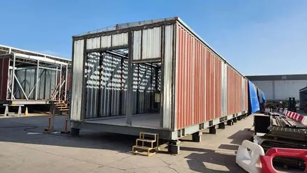 Cabine de peinture ouverte